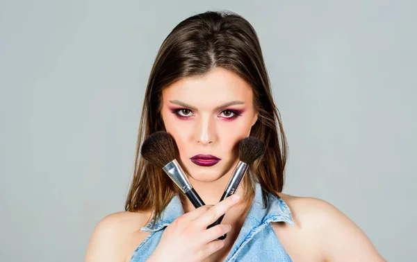 Mode Make-up Visage. Friseursalon. Lippenstift und Lidschatten. sinnliche Frau mit langen Haaren, Stil. sexy Frau mit professionellem Make-up Pinsel. selbstbewusste und stilvolle Schönheit — Stockfoto