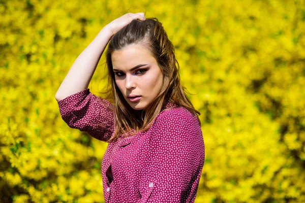 Árvores florescentes de verão e flores amarelas. beleza da moda. Mulher sexy em flor de primavera. Cuidados com a pele de mulher bonita. Uma rapariga como a natureza. maquiagem beleza natural. moda de cabelo. Depressão da primavera — Fotografia de Stock