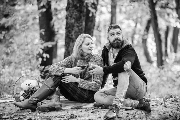 Celebrating anniversary. happy woman and bearded man drink wine. cheers. Red wine in fall weather. love date romance. Spring mood. Family picnic. Happy couple. couple in love relax in autumn forest — Stock Photo, Image