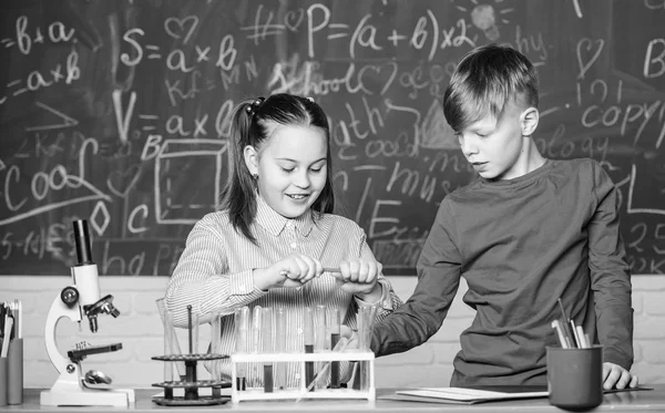 Kimyasal analiz. Çocuklar kimya okuyor. Okul kimya sı dersi. Okul laboratuarı. Okul eğitimi. Kız ve erkek okul deneyi yaparken iletişim kurarlar. Sınıf birlikte okuyan çocuklar — Stok fotoğraf