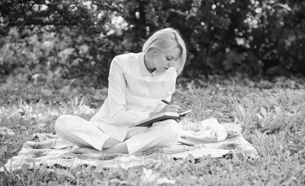 Femme avec ordinateur portable ou ordinateur portable assis sur tapis herbe verte prairie. Concept de pique-nique d'affaires. Étapes à suivre pour démarrer une entreprise indépendante. Femme d'affaires freelance travailler à l'extérieur. Concept d'idées d'affaires en ligne — Photo