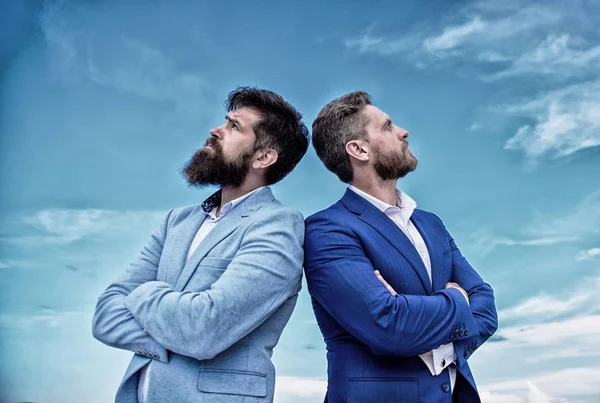 Άνδρες των επιχειρήσεων σταθεί φόντο μπλε του ουρανού. Τέλεια σε κάθε λεπτομέρεια. Καλά-καλλωπισμένη εμφάνιση βελτιώνει επιχειρηματίας επιχειρηματική φήμη. Άνθρωποι της επιχειρηματικής ιδέας. Γενειοφόρος επιχειρηματίες που παρουσιάζουν με αυτοπεποίθηση — Φωτογραφία Αρχείου