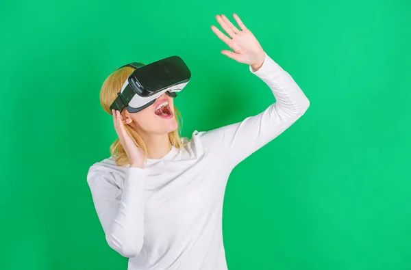 Frau mit vr Gerät. Eine Person mit virtueller Brille fliegt durch den Raum. Frau aufgeregt mit 3D-Brille. Augmented Reality, Technologie, Business- und People-Konzept - Geschäftsmann in virtueller Brille. — Stockfoto