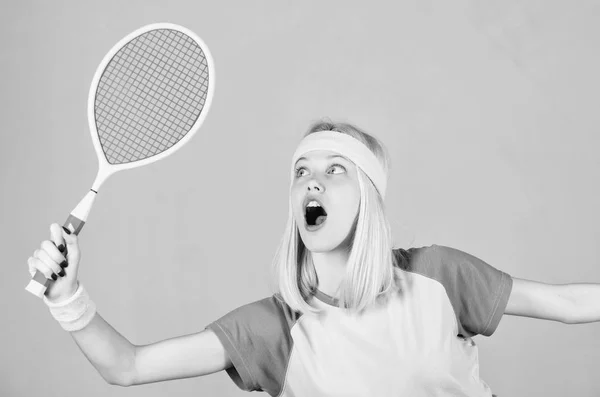 Stile di vita attivo. Sport per il mantenimento della salute. La donna tiene in mano la racchetta da tennis. Concetto di tennis club. Tennis sport e intrattenimento. Tempo libero attivo e hobby. Ragazza in forma sottile bionda giocare a tennis — Foto Stock