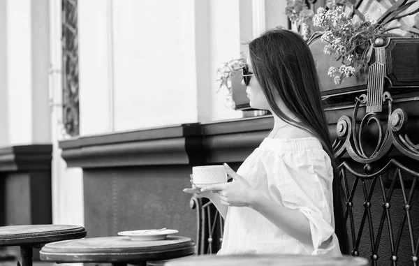 Mädchen genießen Morgenkaffee. Warten auf das Datum. Frau mit Sonnenbrille trinkt Kaffee im Freien. Mädchen entspannen im Café Cappuccino Tasse. Koffeindosis. Kaffee für einen energiegeladenen erfolgreichen Tag. Frühstückszeit im Café — Stockfoto
