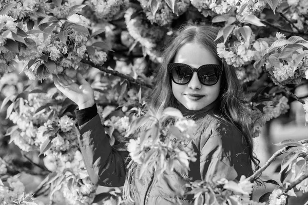 Vacaciones de verano. Belleza infantil. olor a flor, alergia. chica feliz en flor de cerezo. El árbol Sakura florece. spa para el cuidado de la piel. Cosmética natural para la piel. niña pequeña en flor de primavera. Día de verano —  Fotos de Stock