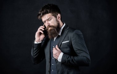 Yeni fikir paylaşımı. acımasız beyaz yenilikçi yeni teknolojisini kullanıyor. Online ve çevik. Takım elbiseli bir iş adamı. Olgun hipster sakallı telefonla konuşabilir. Sakallı adam ile smartphone. yeni teknoloji.