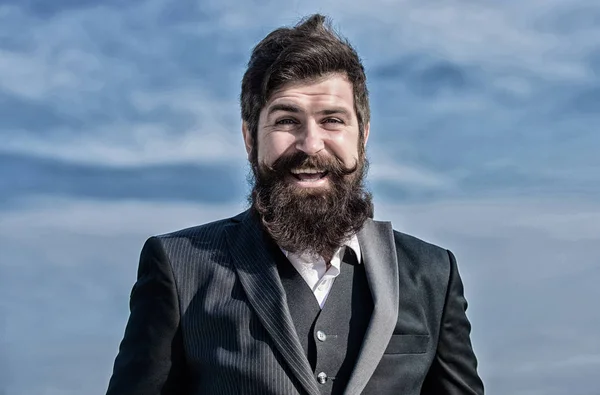 Succès futur. Mode masculine formelle. brutal hipster caucasien avec moustache. Hipster mature avec barbe. Homme d'affaires contre le ciel. Homme barbu. L'homme barbu touche la barbe. Homme barbe en plein air — Photo