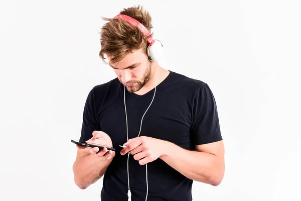 왜 소리가 그렇게 큰 않습니다. MP3 플레이어. 섹시한 근육 남자는 전화 MP3 플레이어에 음악을 들을 수 있습니다. 흰색에 고립 된 전화에 MP3 플레이어와 남자. 헤드폰에 면도 하지 않은 남자 — 스톡 사진