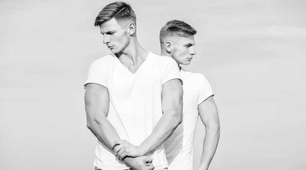 Yakışıklı güçlü ikizler. Erkekler güçlü kas atlet vücut geliştirmeci güvenle beyaz gömlek poz. Spor yaşam tarzı ve sağlıklı vücut. Çekici ikizler. Erkek ikiz kas kardeşler gökyüzü arka plan — Stok fotoğraf