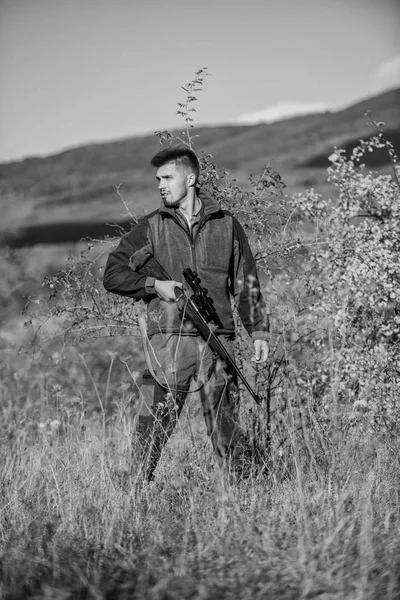 Actividade para um homem brutal. Hunter caçador furtivo brutal. O caçador barbudo à procura da vítima. caçador furtivo com espingarda no ambiente da natureza. Caça ilegal. Caça proibida. Violar a lei. Conceito de caça furtiva — Fotografia de Stock