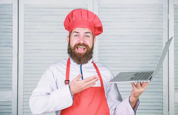 Homem barbudo feliz com laptop. Receita de chef. Culinária culinária. Compras online. Nova tecnologia na vida moderna. Cozinhar comida. Hipster maduro com barba. Natal matinal. Ele é um campeão no — Fotografia de Stock