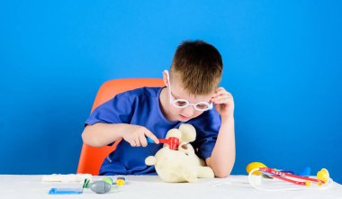 Hastane. tıp ve sağlık. stetoskoplu çocuk doktor. Tedavi reçetesi. çocuk doktoru stajyeri. Tıbbi üniformalı küçük çocuk. hemşire laboratuvar asistanı. Aile doktoru. sağlık ve sağlıklı.