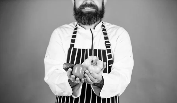 Tijd voor het diner. Bebaarde man koken in de keuken, culinaire. Vegetarisch. Volwassen chef-kok met baard. Gezond eten koken. Dieting en biologische voeding, vitamine. Chef-kok man in hat. Geheime smaak recept — Stockfoto