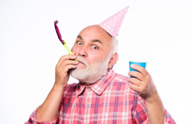 Fikirler yaşlılar doğum günü kutlamaları. Yaşlı insanlar. Doğum günü şapkası ve içki fincanı olan adam sakallı büyükbaba. Büyükbaba graybeard parti düdüğü çalıyor. Yaşlanmak hala eğlenceli. Doğum günü çılgın parti