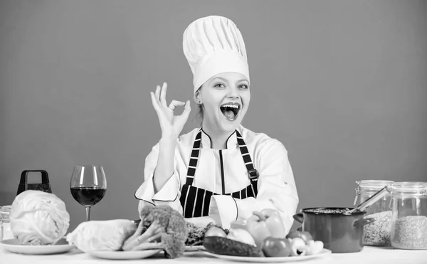 Kvinna bär hatt förkläde nära bord ingredienser. Flicka bedårande lär kulinariska. Bästa kulinariska recept att prova hemma. Perfekt recept. Förvandla ingredienserna till utsökt måltid. Kulinariska färdigheter — Stockfoto