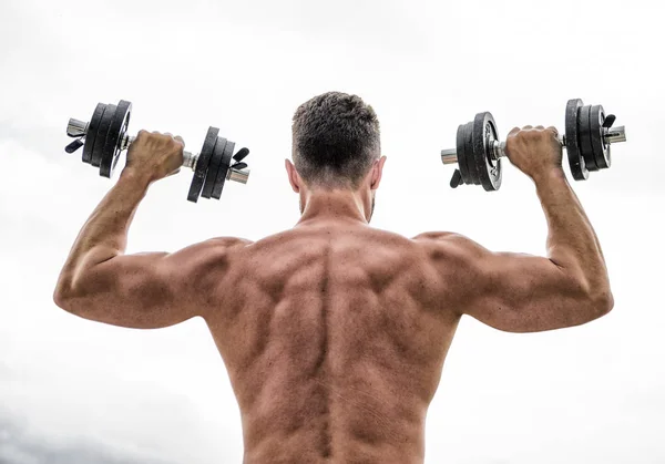 Homem desportista levantamento de peso. esteróides. equipamento de fitness e desporto. Homem de costas musculoso exercitando-se de manhã com barbell. corpo atlético. Ginásio de halteres. encaixar seu corpo e perder peso. Equilibre sua vida — Fotografia de Stock