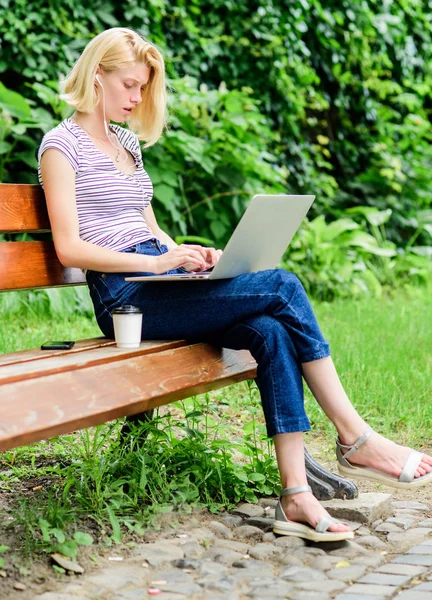 Tanuló lány tanulmány online. modern nő diáktanulmány online. a diákok életén. Csinos nő. online oktatás. súlyos nő dolgozik-ra laptop. tanuló felkészüljenek a vizsgákra. Mindig kérdés, mindig csoda — Stock Fotó