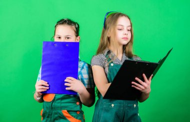 Plana göre. İnşaat mühendisi mimar. Gelecekteki mesleği. Çocuk kızlar yenileme planlıyor. Girişim çocuk kızlar kendi oda yeşil arka plan yenileme sağlar. Çocuk bakımı. Yenileme planı