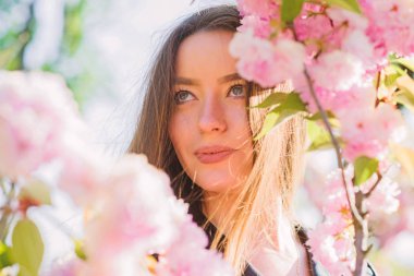 bahar çiçek çiçek kadın. kiraz çiçeği kız. Sakura ağacı açıyor. doğal yaz güzelliği. cilt bakımı ve spa. Cilt için doğal kozmetik. çiçek kokusu, alerji. Bahar her yerde