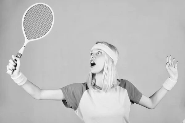 Sport per il mantenimento della salute. Tennis sport e intrattenimento. Tempo libero attivo e hobby. Ragazza in forma sottile bionda giocare a tennis. Stile di vita attivo. La donna tiene in mano la racchetta da tennis. Concetto tennis club — Foto Stock