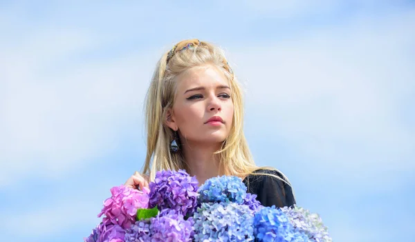 Beleza da estação de primavera. Menina tenra loira segurar hortênsia buquê. Cuidados da pele e tratamento de beleza. Floresce na primavera. Flores doces para mulher delicada. Beleza pura. Ternura de pele jovem — Fotografia de Stock