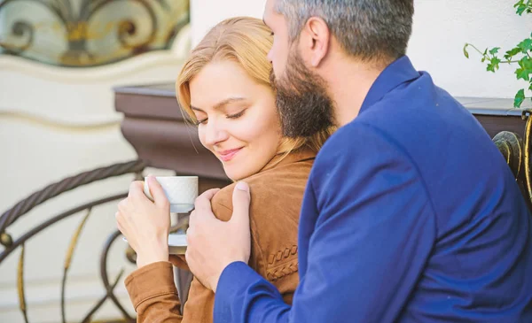 Explore la cafetería y los lugares públicos. Casados pareja encantadora relajándose juntos. Felices juntos. Un par de abrazos terraza cafetería. Pareja enamorada sentarse abrazo cafetería terraza disfrutar del café. Fin de semana familiar agradable — Foto de Stock