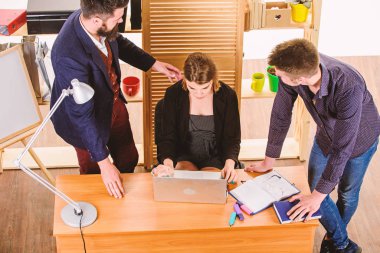 Koca memeli meslektaşım. Cinsel cazibe. Cinsel arzuyu harekete geçir. Seksi kız, büyük göğüsler çoğunlukla erkek işyerinde çalışıyor. Seksi, çekici bir kadın, erkek iş arkadaşlarıyla çalışıyor. Arzu edilen seksi bayan patron.