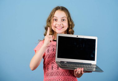 İnternette sörf yapıyorum. Kendi blogunu geliştirin. Kişisel blog. Sosyal ağlar ve blog. Bloglama kavramı. Dizüstü bilgisayarı olan küçük çocuk kız. Pc kullanarak küçük çocuk. Dijital teknoloji. Dizüstü bilgisayar ile Çocuk çalışma