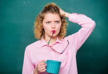 Taze kahve. Okul öğretmeninin kahve molasına ihtiyacı var. Günaydın. kız çay içeceği ile ferahlatıcı. fikir ve ilham. enerji ve canlılık. enerji yükü. tahtada kahve fincanı ile kadın