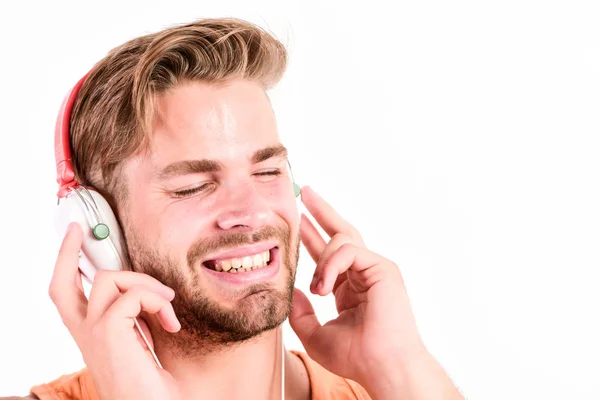 Mélodie mettre sur divers types de musique. Il est grand temps de créer de nouvelles réalités. Homme beau mec barbu écoutant des écouteurs de musique fond blanc. Concept de fan de musique. Audiovisuel spectaculaire — Photo