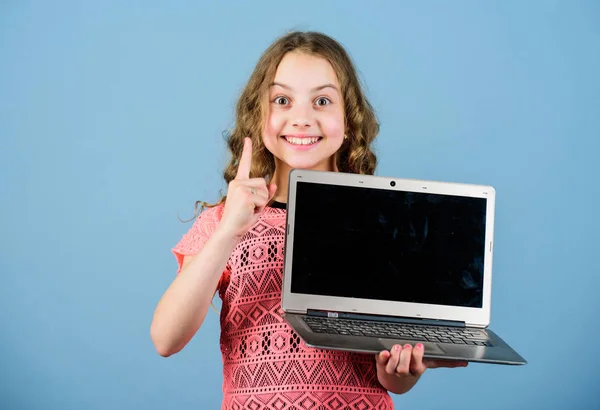 Σέρφινγκ στο ίντερνετ. Αναπτύξτε το δικό σας blog. Προσωπικό μπλογκ. Κοινωνικά δίκτυα και μπλογκ. Η ιδέα του ιστολογίου. Παιδί μικρό κορίτσι με φορητό υπολογιστή. Μικρό παιδί που χρησιμοποιεί PC. Ψηφιακή τεχνολογία. Παιδική μελέτη με φορητό υπολογιστή — Φωτογραφία Αρχείου