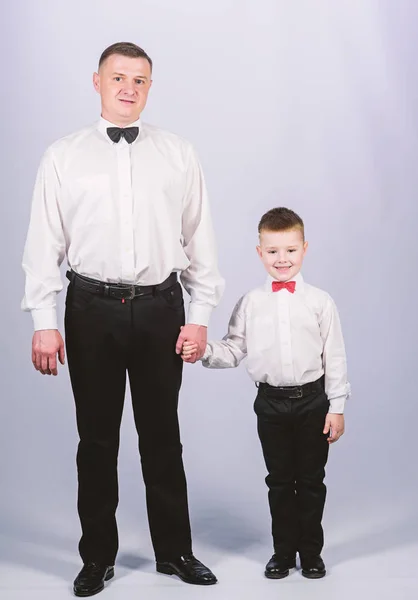 Gerente de eventos. moda masculina. crianza. Día de los padres. Un chico pequeño con papá empresario. Día de la familia. padre e hijo en traje formal. niño feliz con padre. reunión de negocios. estilo esmoquin — Foto de Stock