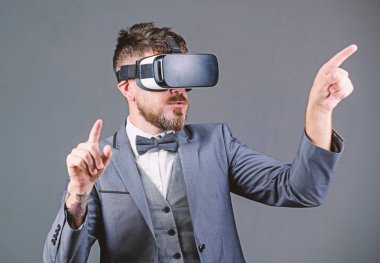 İş dünyasında yenilik. sanal gerçeklik gözlükleri. Modern iş. Dijital gelecek ve yenilik. sakallı adam kablosuz Vr gözlük takıyor. Vr kulaklık lı işadamı. Görsel gerçeklik. gelecekteki teknolojiyi kullanmak