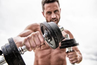 Halterle egzersiz yapan kaslı bir adam. Fitness sağlık diyeti. Güçlü karın kası olan bir sporcu. Steroitler. Atletik vücut. Aptal jimnastik salonu. Spor malzemeleri. Mükemmel altılı paket. Spor. Sporu seviyorum.