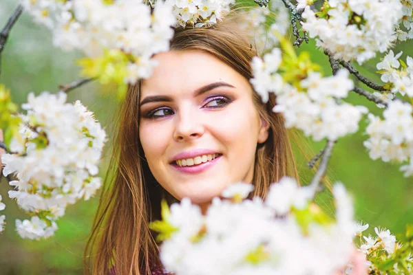 Femme sexy en fleur de printemps. beauté de la mode. jolie femme soin de la peau. fille comme la nature. maquillage beauté naturelle. coiffure. les arbres et les fleurs en fleurs d'été. fleur de cerisier. Vacances de printemps — Photo