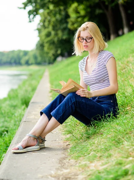 Geïnspireerd door een nieuwe auteur. student meisje met boek outdoor. Een vrouw in het park die het boek leest. Interessant verhaal. Ontspan en krijg nieuwe informatie. lezen is mijn hobby. Zomer studie. gratis boeken beschikbaar om te lezen — Stockfoto