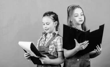 İnşaat mühendisi mimar. Plan klasörü ile çocuk işçi. Çocuk bakımı gelişimi. Güvenlik uzmanı. Gelecekteki mesleği. Foreman müfettişi. Onarım. atölyede küçük kız tamir. Şimdi sorunu biliyorum