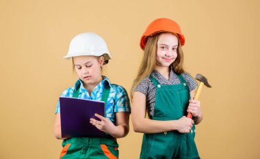 Kontrol yenileme işlemi. Çocuklar evlerini yenilemekten mutlu. Ev geliştirme etkinliği. Tadilat planlayan aletlere sahip çocuk kızlar. Aile tadilatevi. Çocuk kız kardeşler odalarını yenileme