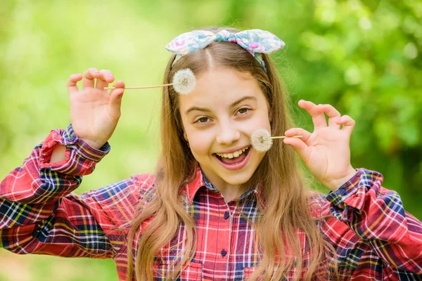 Flicka land rustik stil rutig skjorta natur bakgrund. Fira återkomst sommaren. Maskros vackra och full symbolik. Ljus som maskros. Ha kul. Sommaren är här. Sommarträdgård blomma — Stockfoto