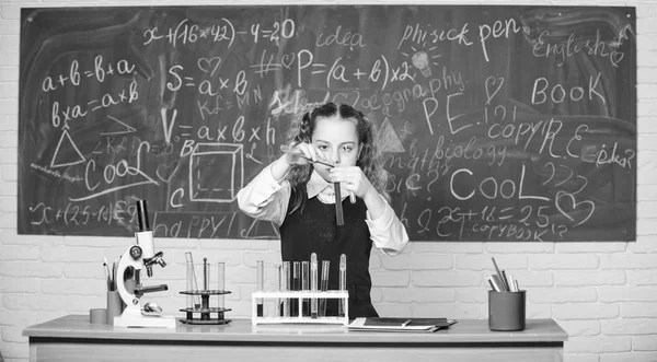 Κορίτσι έξυπνος μαθητής διεξάγουν σχολικό πείραμα. Σχολείο μαθητή μελέτη χημικών υγρών. Μάθημα χημείας. Δοκιμαστικοί σωλήνες με ουσίες. Τυπική εκπαίδευση. Μελλοντικές μικροβιολόγος. Σχολικό εργαστήριο — Φωτογραφία Αρχείου