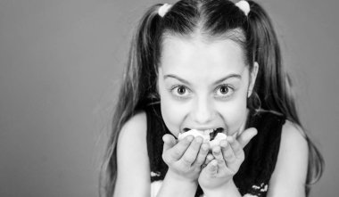 gerçek açlık. mutlu küçük çocuk tatlılar ve davranır seviyorum. Sağlıklı gıda ve diş bakımı. Hatmi. Şeker dükkanı. Diyet ve kalori. Tatlıya düşkünlük. Küçük kız şekerleme yer. Abur cubur. kopyalama alanı