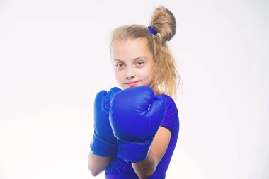 Spor yetiştirme. Eğitim liderlik ve kazanan. Güçlü çocuk boks. Spor ve sağlık kavramı. Boks spor kadın için. Güçlü ol. Kız çocuk mavi eldiven beyaz arka plan üzerinde poz ile