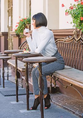 Gurme kavramı. Kadın çekici şık esmer gurme kahve Cafe Teras arka plan tadını çıkarın. Keyifli zaman ve rahatlama. Delicious ve gurme içmek. Kız rahatla Cafe kahve ve tatlı ile