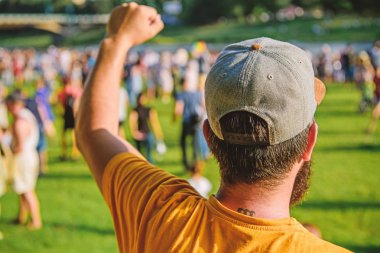 Yaz festivalini ziyaret edin. Adam tatil veya festival kutlamak. Yaz festivali. Adamın sakallı hipster'ı kalabalığın önünde. Şimdi bilet ayırt. Açık hava konseri. Şehir günü. Müzik festivali. Eğlence konsepti