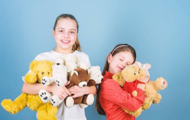 Çocukluk kavramı. Yumuşaklık ve hassasiyet. Çamaşır yumuşatıcı. Sevgi ve dostluk. Çocuklar sevimli sevimli kızlar yumuşak oyuncaklar oynamak. Mutlu çocukluk. Çocuk bakımı. Kız kardeşlerin en iyi arkadaşları oynar. Tatlı çocukluk