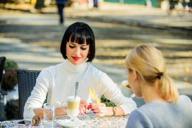 Kızlar kahve sohbeti içer. Konuşma kadın kafe teras. Dostluk dostça ilişkiler. Vahiy ve destek. Güvenilir iletişim. Dostluk kız kardeşler. Arkadaşlık toplantısı. En yakın kişiler