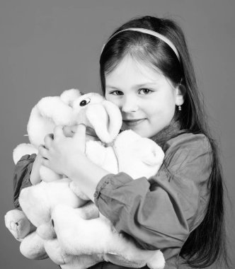 mutlu çocukluk. Doğum günü. küçük kız oyun odasında oyun oynuyor. çocuk için oyuncaklar. yumuşak ayı oyuncak ile küçük kız. Oyuncak ayıya sarılmak. oyuncakçı dükkanı. çocuk günü. En iyi dost. Mutlu küçük hayalperest