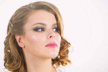 Zarif makyaj kavramı. Retro ve vintage. Mükemmel sağlıklı deri ve güzel makyaj ile kız. Kız retro saç ve makyaj kapatın. Beyaz arka plan üzerinde makyaj ile kadın kendinden emin yüz
