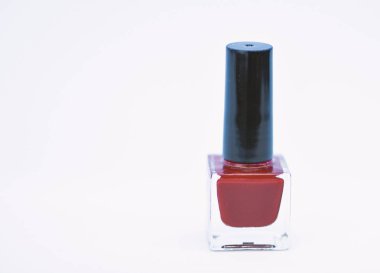 Dayanıklılık ve oje kaplama kalitesi. Jel lehçe modern teknoloji. Renk seç. Oje şişesi parlak renk. Manikür salonu. Güzellik ve bakım konsepti. Oje beyaz arka plan